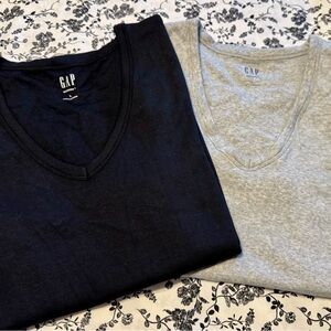 GAP Modern Fit V-Neck T-Shirts Size L